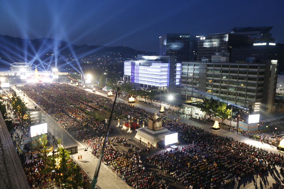 16일 저녁 서울 광화문광장에서 세계 간화선 무차대회가 열리고 있다. 무차대회는 차별 없이 누구나 참여해 부처의 덕과 지혜를 나누는 불교의 대중 법회다. 김봉규 기자 bong9@hani.co.kr