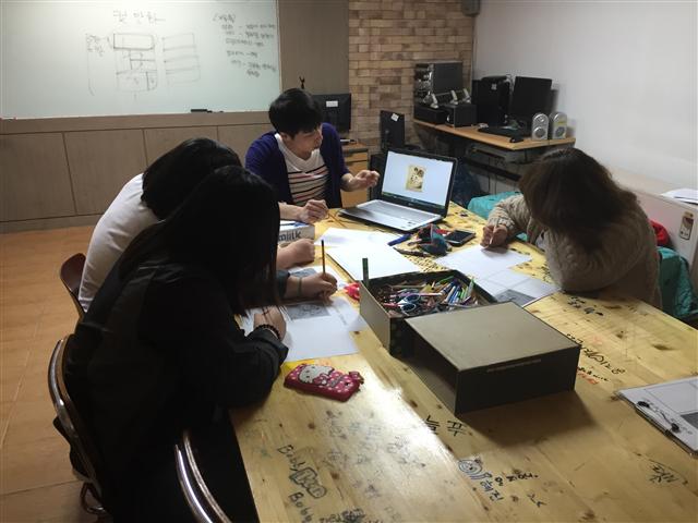  늘푸른자립학교에 다니는 청소년들이 청소년의 자립을 위해 마련한 프로그램 ‘I Dream’ 일환으로 만화 그리기 수업, 기타 수업 등을 듣고 있다. 늘푸른자립학교 제공