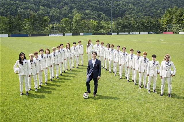 2015 캐나다 여자월드컵(6월6일~7월5일)에 출전하는 여자 축구대표팀의 윤덕여 감독(가운데)과 23명의 선수들이 18일 경기도 파주 국가대표팀트레이닝센터에서 공식 단복을 입고 기념사진을 찍고 있다. 대표팀의 공격수 여민지는 연습경기 중 무릎인대가 파열돼 탈락했고, 대신 박희영이 엔트리에 합류했다. 대표팀은 20일 출국한다.
 제일모직 제공