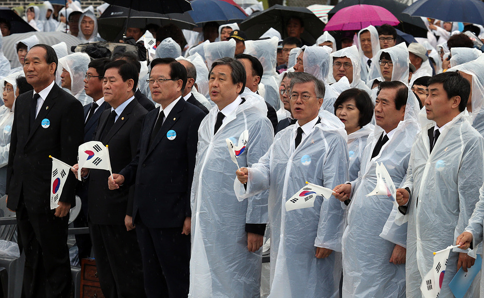 18일 오전 광주 북구 운정동 국립 5·18민주묘지에서 열린 제 35주년 5·18 광주민주화운동 기념식에서 새누리당 김무성 대표와 새정치민주연합 문재인 대표 등 정치인들이 임을 위한 행진곡을 부르고 있다. 최경환 경제부총리와 박승춘 보훈처장은 따라 부르지 않고 있다. 이날 기념식에서 국가보훈처가 ‘님을 위한 행진곡‘ 제창을 거부하자 유가족들은 구 전남도청에서 별도의 기념행사를 치렀다. 광주/이정용 선임기자 lee312@hani.co.kr