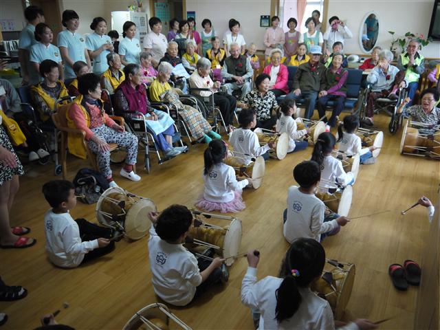  어버이날인 지난 8일 서울시 용산구 구립용산노인전문요양원에서 해방어린이집 아이들이 장구를 연주하고 있다. 