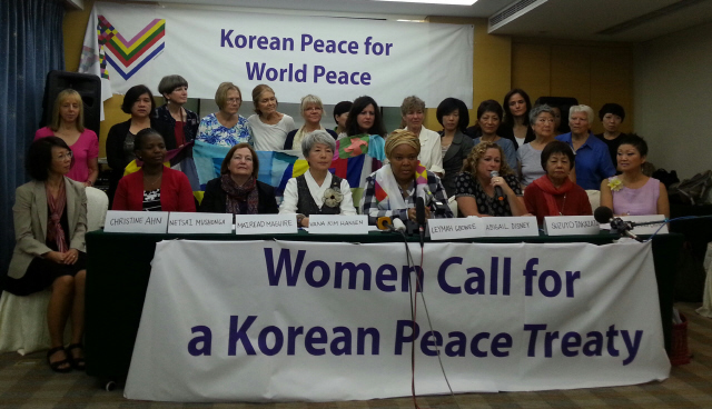 한반도의 평화와 통일을 기원하며 비무장지대(DMZ)를 걷는 행사를 펴는 ‘위민크로스디엠제트’ 회원들이 19일 중국 베이징 홀리데이인호텔에서 평양행 비행기를 타기에 앞서 기자회견을 열고 있다.