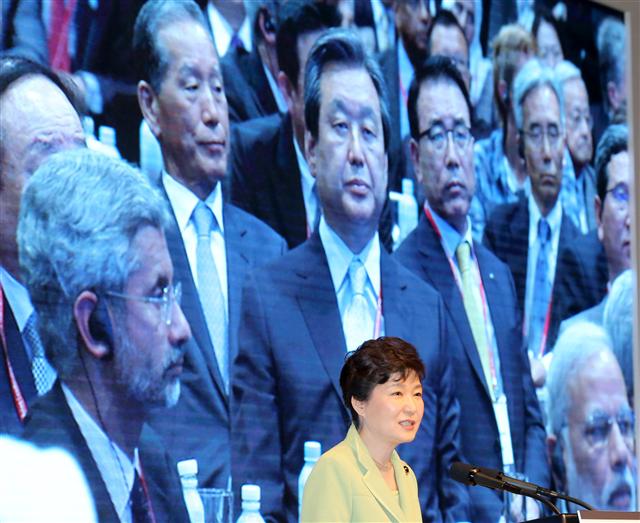 박근혜 대통령이 19일 서울 신라호텔에서 열린 ‘아시안리더십컨퍼런스’ 개회식에서 축사할 때 대형화면에 김무성 새누리당 대표의 앉아 있는 모습이 나오고 있다. 
연합뉴스