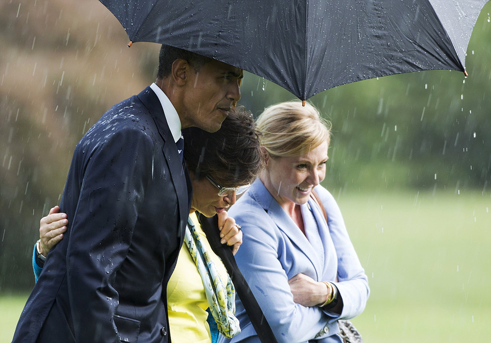 버락 오바마 미 대통령이 백악관에서 참모들과 함께 우산을 쓰고 가고 있다. 워싱턴/AP 연합뉴스