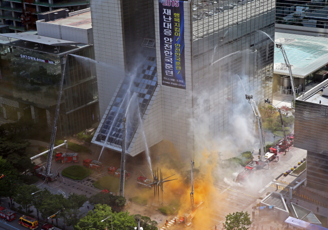 서울시 소방재난본부 주관으로 초고층건물 화재 대비훈련이 실시된 20일 서울 강남구 삼성동 트레이드타워에서 소방차들이 가상 대형화재 현장에 물을 뿌리고 있다.  이정용 선임기자 lee312@hani.co.kr