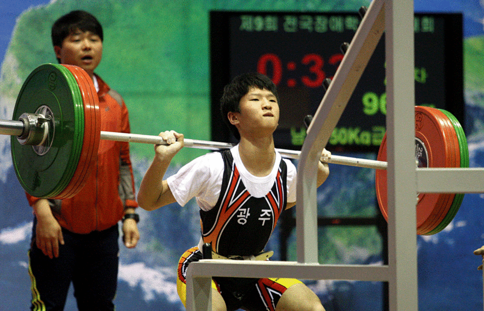 제9회 전국장애인학생체육대회에 출전한 임주성(15·광주 유덕중)군이 지난 19일 오후 역도 스&#53263; 종목에서 96㎏ 역기를 들어올리고 있다. 대한장애인체육회 제공
