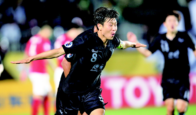 성남FC 김두현이 20일 탄천종합운동장에서 열린 광저우 헝다와의 2015 아시아축구연맹(AFC) 챔피언스리그 16강 1차전 후반 막판 페널티킥 결승골을 성공시킨 뒤 기뻐하고 있다. 성남/연합뉴스