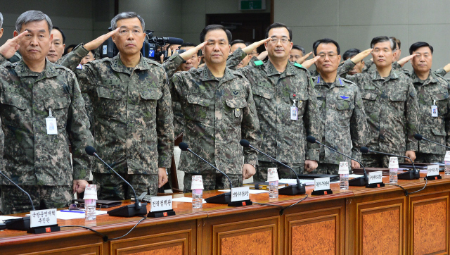 군 장교를 평가할 때 위관급 장교는 ‘우수’한지를 기준으로 평가하고, 영관급 장교는 ‘유능’한지를 기준으로 평가하지만, 장군은 ‘훌륭’한지를 기준으로 평가한다는 얘기를 인용하면서, 김종대 편집장은 최근에는 훌륭한 장군 보기가 어렵다고 했다. 사진은 지난해 12월10일 오후 서울 용산 국방부에서 열린 전군 주요지휘관 회의 참석자들이 국기에 대해 경례하는 모습. 뉴시스