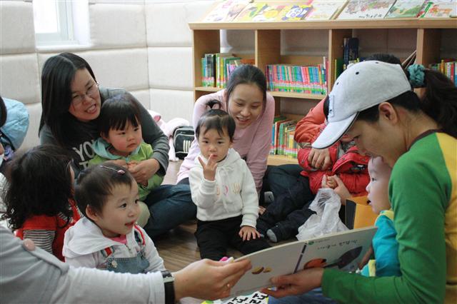 ‘제천 북스타트 운동’을 통해 만난 제천지역 영유아와 엄마들이 제천 기적의 도서관에서 그림책을 통해 공동육아를 하고 있다. 　제천 기적의 도서관 제공