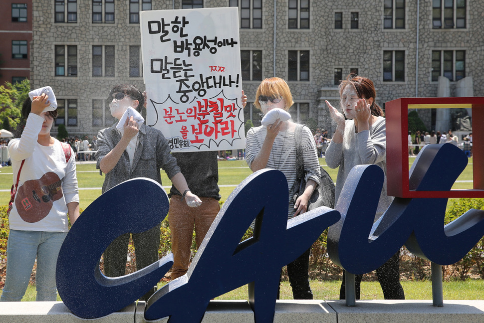 한국성폭력상담소, 한국여성민우회 등 여성단체 회원들이 21일 오후 서울 동작구 흑석동 중앙대학교 앞에서 박용성 전 중앙대 재단이사장의 성차별 발언을 규탄하며 얼굴에 분칠을 하고 있다. 박 전 이사장은 2015학년도 대입 전형 과정에서 ‘분 바르는 여학생들 잔뜩 입학하면 뭐하느냐. 졸업 뒤에 학교에 기부금도 내고 재단에 도움이 될 남학생들을 뽑으라’며 합격자 성비 조정을 지시했다고 알려져 논란이 일고 있다. 탁기형 선임기자 khtak@hani.co.kr