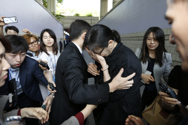 조현아 전 대한항공 부사장이 22일 오전 서울 서초동 법원청사에서 집행유예를 선고받고 풀려난 뒤 기자들이 둘러싸고 질문하자 손으로 얼굴을 가리고 있다. 이종근 기자 root2@hani.co.kr