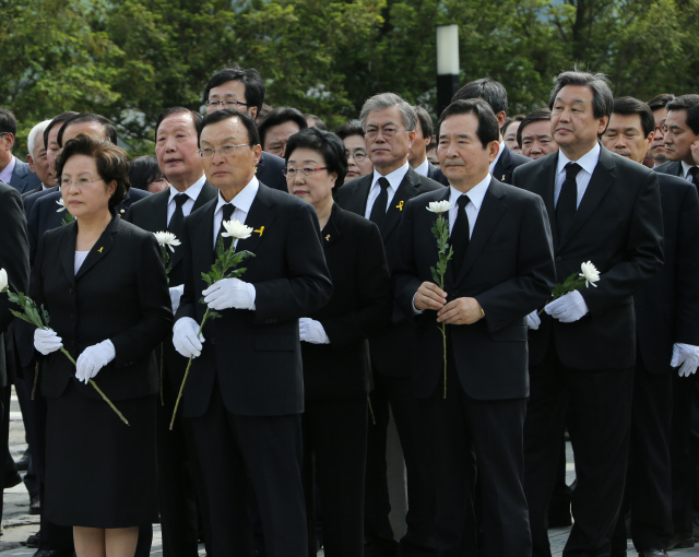 ‘고 노무현 전 대통령 6주기 추도식’이 지난 23일 오후 경남 김해시 진영읍 봉하마을에서 열렸다. 노 전 대통령 부인 권양숙(앞줄 맨 왼쪽)씨를 비롯한 참석자들이 노 전 대통령 묘역에 헌화하기 위해 기다리고 있다. 
김해/김정효 기자 hyopd@hani.co.kr