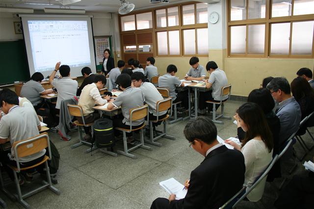 지난 19일 오전 서울 관악고에서 백금자 교사가 ‘거꾸로 교실’ 수업방식을 적용한 공개수업을 진행하고 있다. 교실 뒤편에서 동료 교사들이 백 교사의 수업을 참관하고 있다.
