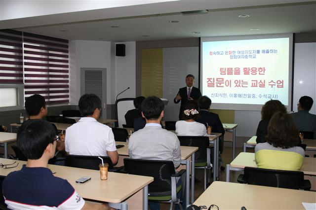 지난 19일 오후 서울 정화여중에서 이홍배 천일중 수석교사가 교사들에게 스마트폰 앱을 활용한 ‘질문이 있는 교실 수업’을 주제로 직무 연수 강의를 하고 있다.