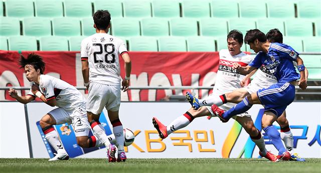 프로축구 울산 양동현(맨 오른쪽)이 25일 울산 문수축구경기장에서 열린 2015 K리그 클래식 포항과의 경기에서 선제골을 터뜨리고 있다. 두 팀은 2-2로 비겼다.    
울산/연합뉴스