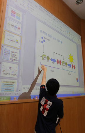 어떤 사회는 영재들에게 특별한 교육을 시켜서 재능을 갈고닦아주어야 한다고 생각하고, 어떤 사회는 자연스럽게 자라도록 내버려두어야 한다고 생각한다. 영재는 만들어지는 것이라고 생각하는 우리 사회는 대부분 조기교육을 택한다. ‘국제청소년학술대회’에서 연구 결과를 발표하는 한 학생. 한겨레 곽윤섭 기자