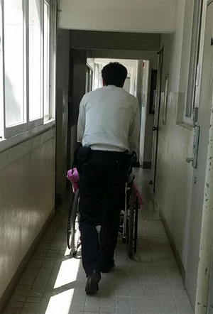 김아무개씨를 돕고 있는 이 경사. 사진 강서경찰서 제공
