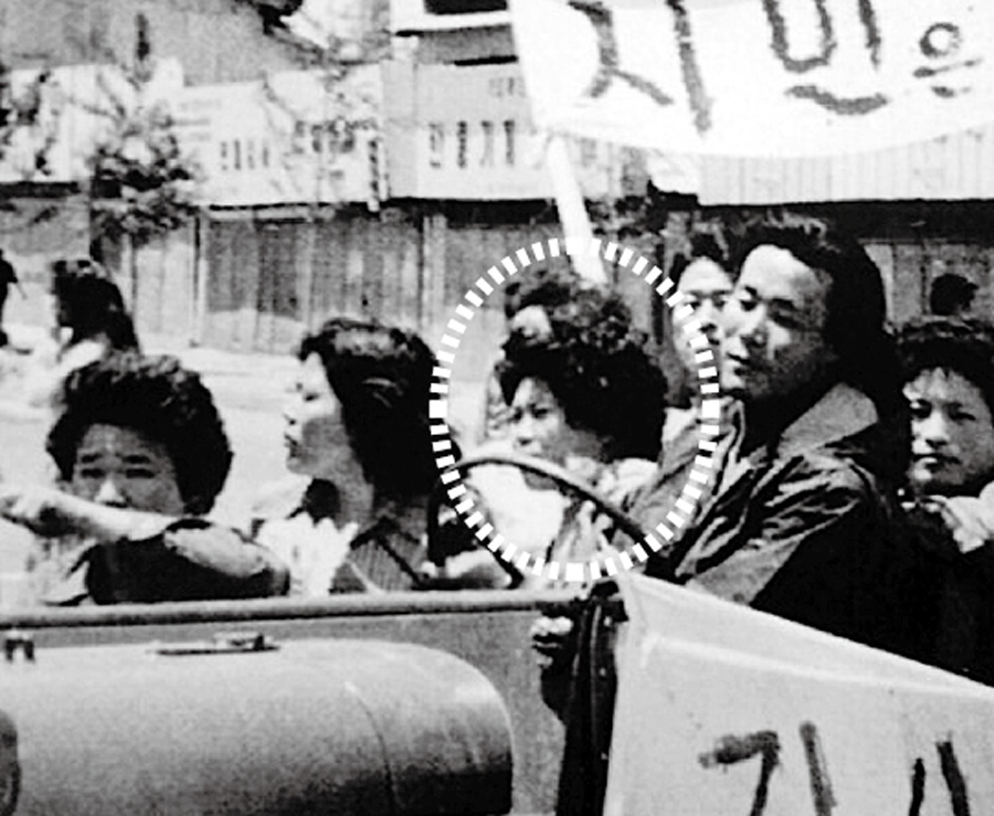  차씨는 80년 5월19일께 젊은이들과 함께 음향시설을 차량에 싣고 다니면서 전춘심씨와 함께 광주 시내에서 거리방송을 시작했다. 둥근 원 안의 인물이 차씨다.