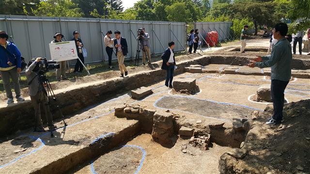 27일 오전 공개된 서울 경복궁 경내의 국내 첫 전기발전소 터 발굴 현장. 도의철 국립문화재연구소 학예사가 취재진한테 유적을 설명하고 있다. 노형석 기자 nuge@hani.co.kr