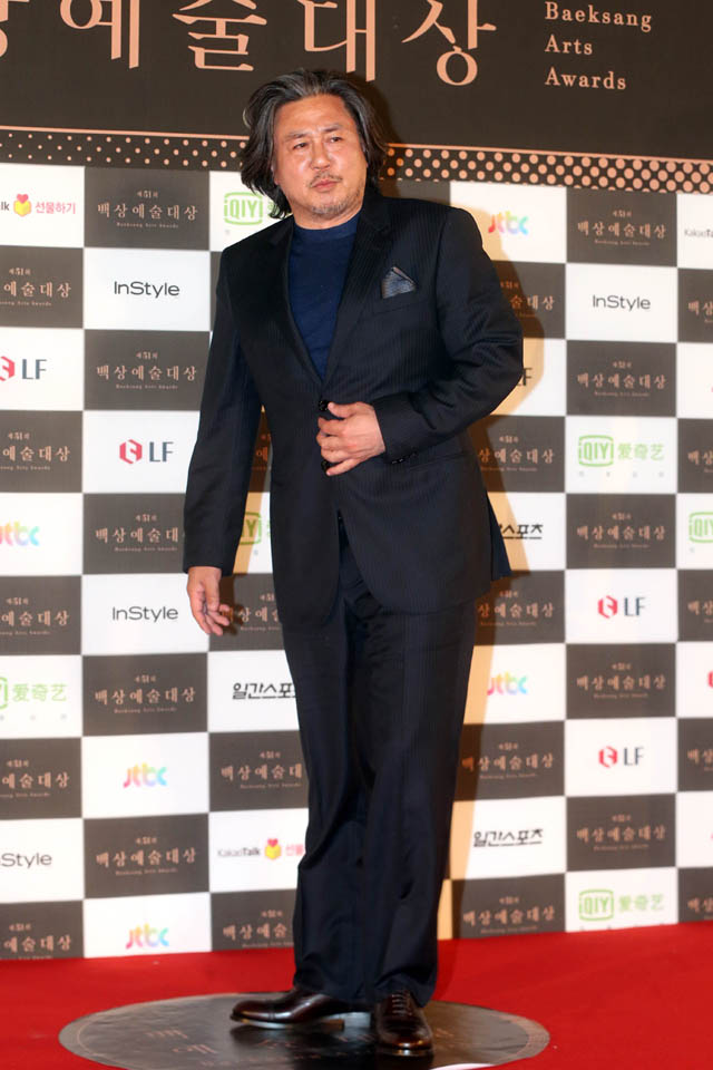 배우 최민식이 26일 오후 서울 경희대학교 평화의전당에서 열린 ‘제51회 백상예술대상‘에 참석해 포즈를 취하고 있다. 2015.5.26 연합