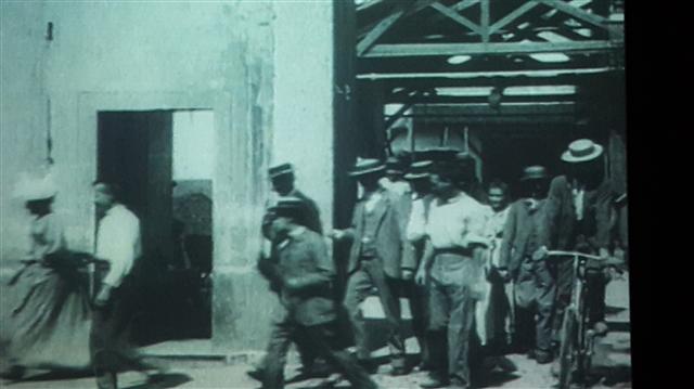 하룬 파로키와 안톄 에만의 몽타주 영상 <공장을 떠나는 노동자들>의 도입부 장면. 1895년 뤼미에르 형제가 같은 제목으로 만든 세계 최초 영화의 한 장면을 따온 것으로 당시 노동자들이 공장 밖으로 퇴근하는 모습을 부각시켜 보여준다. 사진 노형석 기자