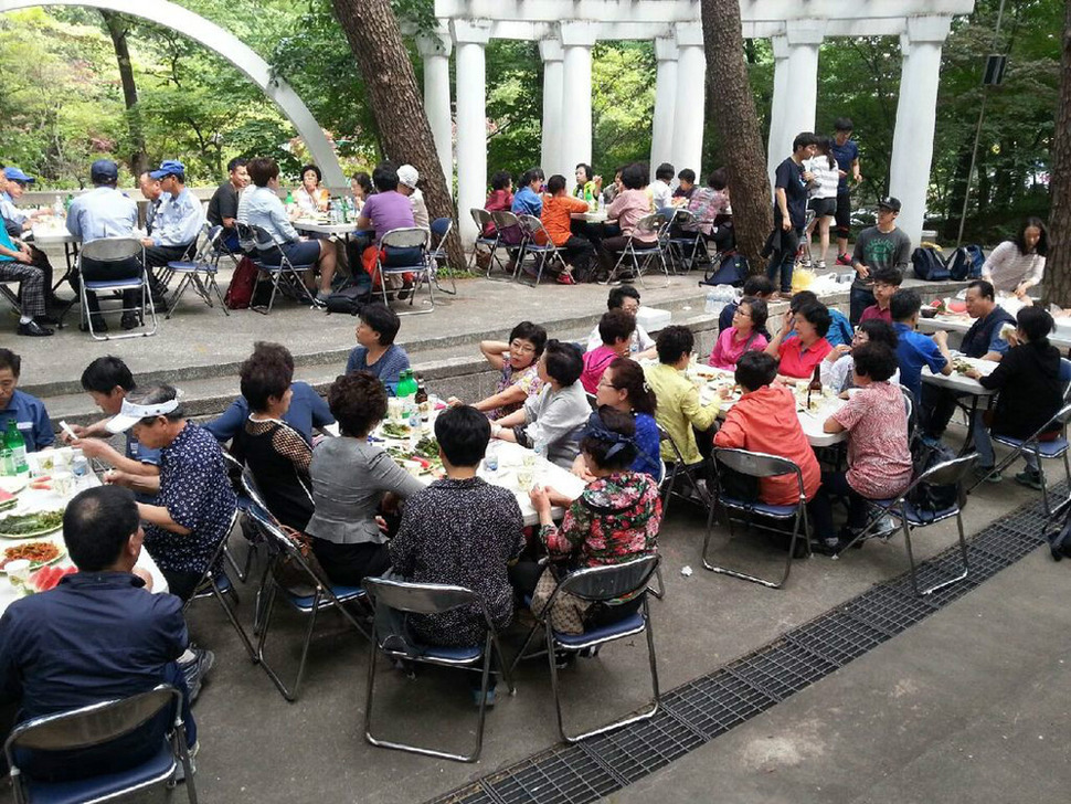 29일 서울시 동대문구 경희대 내 임간교실에는 이 학교 총학생회가 학내 노동자들을 초대해 ‘늘 고맙습니다! 경희 가족 한마당’를 열고 있다.   이정이씨 제공