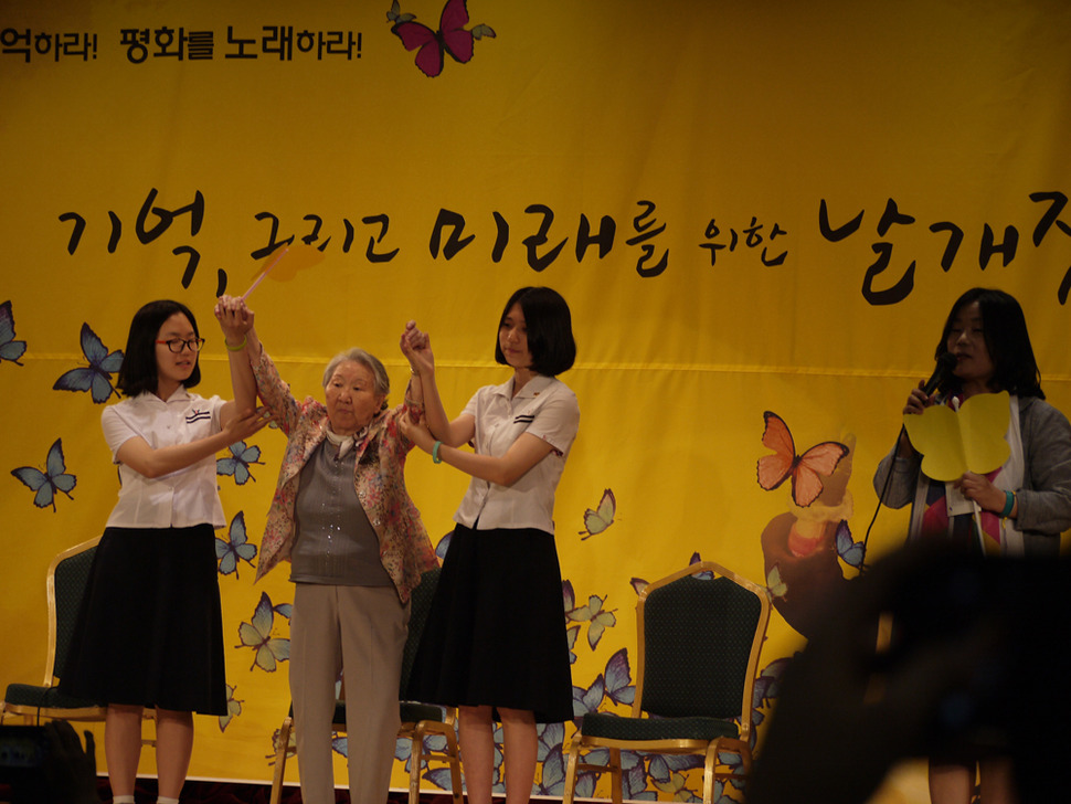 일본군 위안부 피해 할머니들과 함께하는평화콘서트가 30일 전북 전주시 전북여성교육문화센터에서 열렸다. 윤미향(맨오른쪽) 정대협 상임대표가 희망·연대·기다림을 얘기하자, 전주에서 평화의 소녀상 건립을 처음 제안한 이여원(맨왼쪽)·김서현(왼쪽에서 세번째)양이 길원옥 할머니와 손을 잡고 있다. 