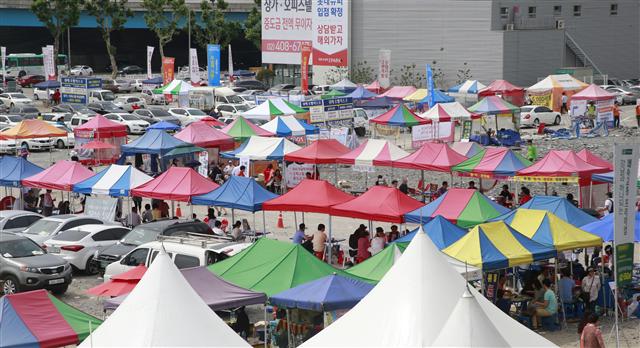 이동식 부동산 중개업소인 이른바 ‘떴다방’ 천막들이 31일 오후 서울시 송파구 장지동 복정역 인근 위례신도시 모델하우스 밀집 지역 안에 빼곡히 설치돼 이곳을 찾은 방문객들이 부동산 관련 상담을 하고 있다.  연합뉴스