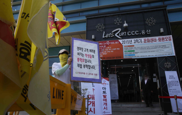  서울 용산 화상경마장(마권장외발매소)이 마권 발매를 시작한 31일 오전 용산구 한강로3가 발매소 들머리에서 지역 주민과 화상도박장문제해결전국연대 회원 등이 한국마사회의 일방적 개장을 규탄하는 손팻말 시위를 벌이고 있다.  
신소영 기자 viator@hani.co.kr