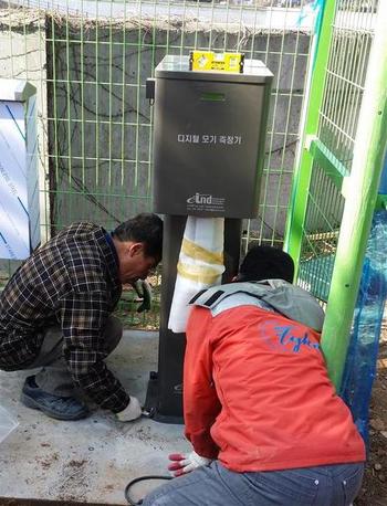 서울시는 지난해부터 구청마다 디지털모기측정기를 설치해 모기예보제를 실시하고 있다. 모기방제기기 업체인 이티엔디 직원들이 서울의 한 공원에 모기측정기를 설치하고 있다.  이티엔디 제공