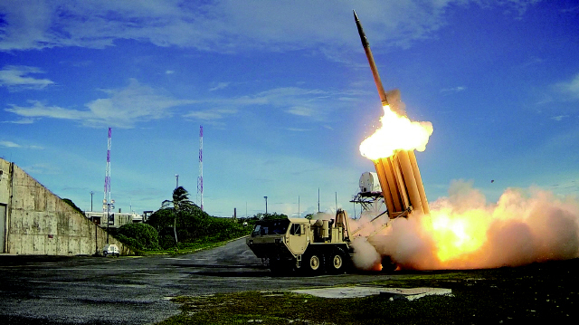 미군이 미사일방어체계(MD)의 핵심인 사드(THAAD·고고도 요격 미사일)를 시험 발사하고 있다.  출처 미국 국방부 미사일방어청