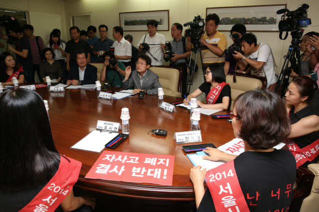 조희연 서울시교육감이 지난해 5월 서울 종로구 신문로 시교육청에서 자사고 학부모들과 간담회를 갖고 의견을 듣고 있다. 류우종 기자 wjryu@hani.co.kr