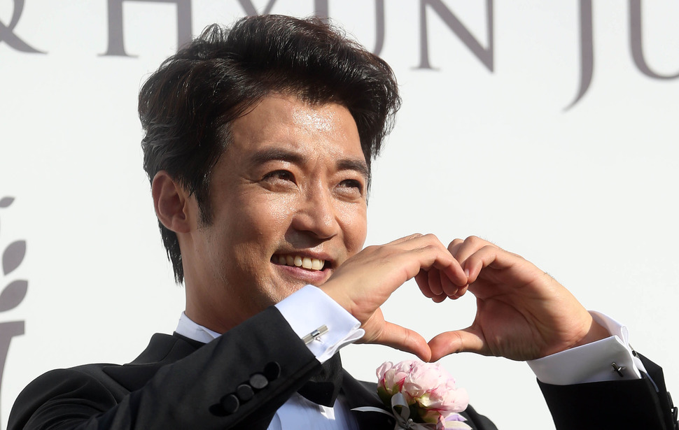 배우 안재욱이 1일 오후 서울 중구 장충동 반얀트리호텔에서 열린 결혼 관련 기자회견에서 포즈를 취하고 있다. (2015.6.1. 연합뉴스)