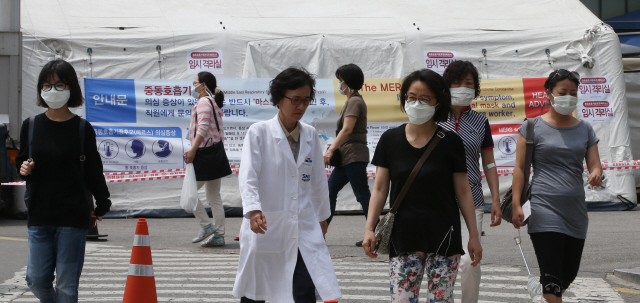 중동호흡기증후군(메르스)으로 인한 2명의 환자 사망 소식이 알려진 2일 오전 서울 시내 한 대학병원 안에 설치된 메르스 의심환자 격리센터 앞으로 마스크를 쓴 시민들과 의료진이 오가고 있다. 신소영 기자 viator@hani.co.kr