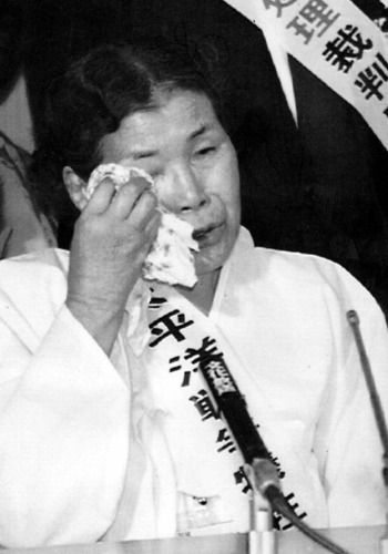 일본군 위안부 피해자로 최초로 피해 증언을 했던 고 김학순 할머니가 1991년 12월6일 일본 도쿄지방법원 기자회견장에서 자신이 겪었던 고통을 이야기하며 눈물을 닦고 있다.(왼쪽 사진)