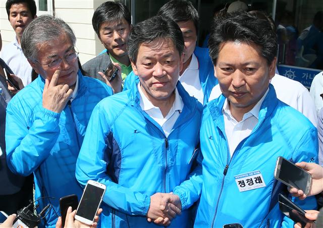 막말 논란으로 갈등을 빚었던 새정치민주연합 정청래 의원(오른쪽)과 주승용 의원(가운데)이 3일 오후 경기도 양평군 지평면 가나안농군학교에서 열린 국회의원 워크숍에서 만나 화해의 뜻으로 악수하고 있다. 왼쪽은 문재인 대표. 양평/연합뉴스