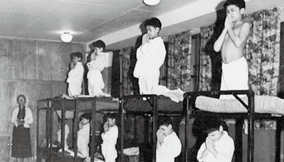 1950년 캐나다 온타리오주의 무스팩토리섬의 원주민 기숙학교 ‘비숍 호든 메모리얼 스쿨’에서 잠들기 전 남자 아이들이 성공회 선생님 앞에서 기도를 하고 있는 모습. 싱와크 기숙학교 센터 자료사진