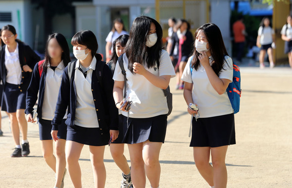 메르스 확진 환자수가 5명 증가한 4일 서울 종로구 안국동 한 고등학교로 마스크를 착용한 학생들이 등교하고 있다. 2015.6.4/ 연합뉴스