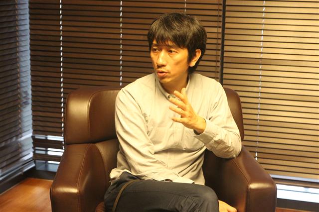 일본의 작가, 연출가, 배우인 이와이 히데토. 사진 두산아트센터 제공 