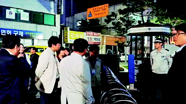 지난 3일 밤 12시께 대구 중부경찰서 정문에서 서로 먼저 집회 신고를 하려는 대구퀴어문화축제 조직위원회 관계자와 보수 성향 기독교단체 회원들이 말싸움을 벌이고 있다. 사진 김일우 기자