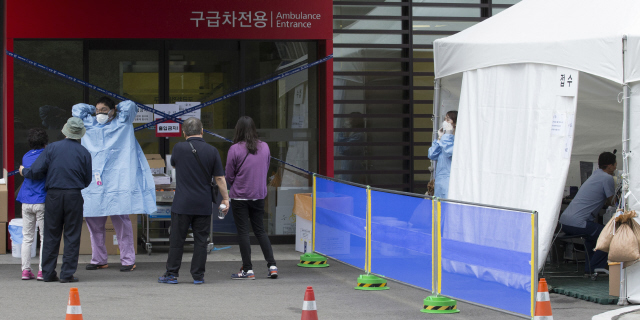 5일 오후 서울의 한 대형병원이 중동호흡기증후군(메르스) 전염을 막기 위해 출입을 통제한 채 응급실 입구 옆에 설치한 임시진료소에서 의료진이 근무를 하고 있다. 이 병원은 최근 확진 판정을 받은 의사(35번째 환자)가 근무하던 곳으로 이날추가로 확진된 41번째 환자도 응급실에서 감염된 것으로 추정된다. 김성광 기자 flysg2@hani.co.kr