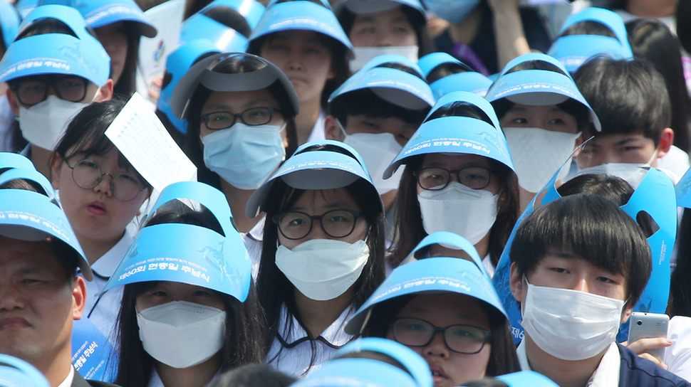 6일 오전 서울 동작구 동작동 국립서울현충원에서 열린 제60회 현충일 추념식에서 마스크를 한 참석자들이 추모공연을 보고 있다.  연합뉴스