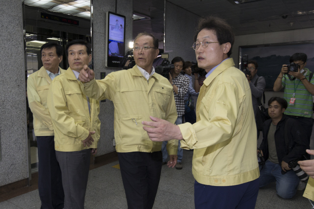 황우여 사회부총리 겸 교육부 장관(오른쪽 둘째)과 조희연 서울시교육감(맨 오른쪽)이 7일 오후 서울 종로구 서울시교육청에서 중동호흡기증후군(메르스) 여파에 따른 서울 강남·서초구 유치원과 초등학교에 대한 휴업령을 논의하기 위해 회의실로 향하다 관계 직원을 부르고 있다.  김성광 기자 flysg2@hani.co.kr