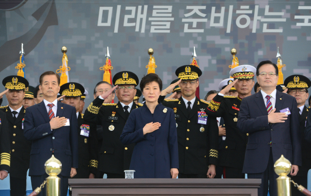 박근혜 정부는 임기 안에 군인연금 개혁을 이룰 수 있을까? 정부는 2014년 2월 ‘경제혁신 3개년 계획’을 발표하면서 공무원연금과 함께 군인연금 개혁을 강조했지만, 2014년 12월에는 반발을 의식해서인지 군인연금 개편을 검토하지 않는다고 말을 바꾼 상태다. 사진은 2014년 10월1일 건군 제66주년 국군의 날 기념식에서 기념사를 하기 앞서 경례를 하고 있는 박 대통령. 청와대사진기자단