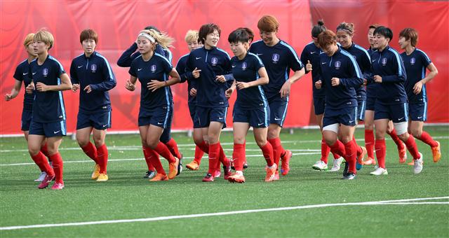 여자축구 대표팀 선수들이 8일 오전(한국시각) 캐나다 몬트리올 파르크 생로랑 연습장에서 마무리 훈련을 하고 있다. 대표팀은 10일 몬트리올 올림픽 스타디움에서 브라질과 2015 캐나다 여자월드컵 조별리그 E조 1차전 경기를 치른다.  몬트리올/연합뉴스