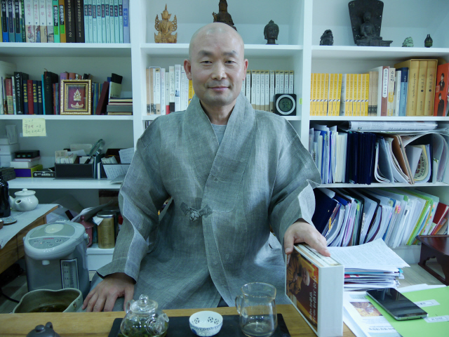 참불선원장 각산 스님은 척추만 곧추세우고 최대한 몸을 이완하는 ‘놓아버리기’ 명상을 한다.