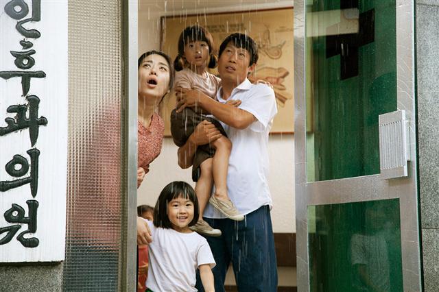 영화 <극비수사>의 한 장면. 