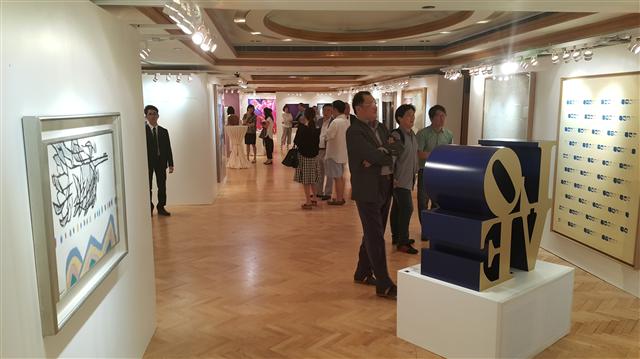 최근 중국 컬렉터들이 한국 미술품 투자에 관심을 돌리고 있다. 이들의 ‘차이나머니’가 한국 미술시장에 어떤 영향을 미칠지 관심이 쏠린다. 지난달 30일 오후 홍콩섬 그랜드 하얏트 호텔 2층에 차려진 서울옥션의 현지 경매 전시장에서 고객들이 단색조회화를 비롯한 출품작들을 둘러보고 있다.