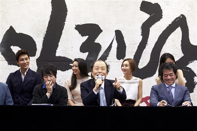 조정래 작가의 동명 대하소설을 원작으로 한 광복 70주년 기념 창작 뮤지컬 <아리랑>이 베일을 벗었다. 9일 중구 충무아트홀에서 열린 기자간담회에 참석한 제작사 신시컴퍼니 박명성 대표, 조정래 작가, 고선웅 연출(오른쪽부터).
 신시컴퍼니 제공