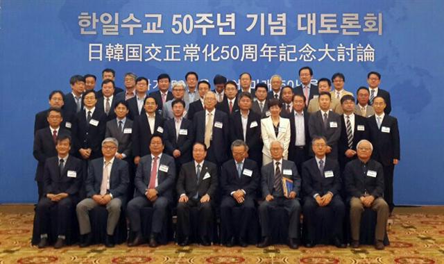 한국언론진흥재단이 8∼9일 제주도에서 개최한 ‘한-일 수교 50돌 기념 대토론회’에 참석한 한일 언론인과 전문가 등이 기념 촬영을 하고 있다.  
한국언론진흥재단 제공